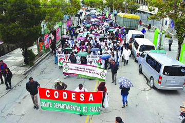Médicos aceptan reunirse con el Gobierno y La Paz rechaza diálogo