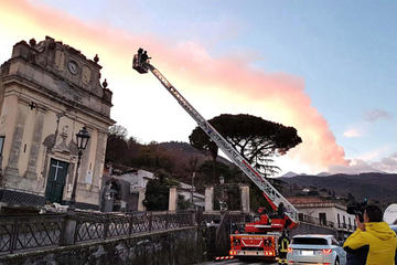 Dictan estado de calamidad tras terremoto y erupción en Italia