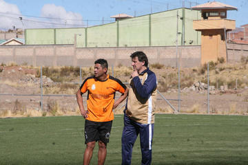 El jugador Darwin Peña junto al técnico Fernando Ochoaizpur.