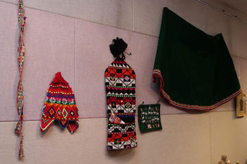 Artesanos exhiben prendas hechas en lana de alpaca