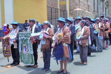 Los pasantes de una fiesta institucional.