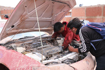 Los mecánicos desarman un motor.