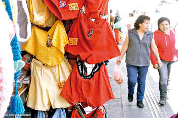 Los calzones rojos y amarillos se comercializan en esta fecha.