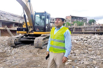 El director del Sedede durante la inspección a la obra.