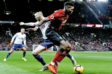 El jugador francés Paul Pogba anotó dos goles para Manchester United.