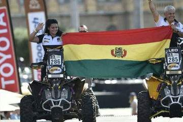 La corredora boliviana junto a su padre Leonardo Martínez.