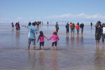 Los turistas nacionales visitan el Salar de Uyuni.