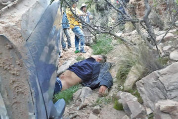 El conductor del automóvil murió atriccionado.