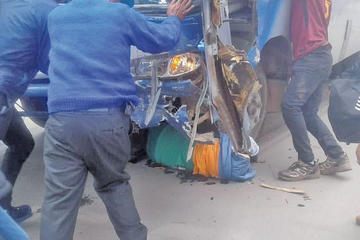 Una transeúnte es rescatada debajo de una de las llantas del bus.