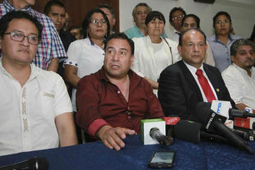 Representantes del Ministerio de Salud y del Colegio Médico de Bolivia, en conferencia de prensa, tras la reunión desarr