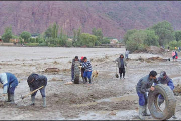 La madrugada de ayer sábado se desbordo el río Tupiza. El rebalse del caudal no fue de magnitud.
