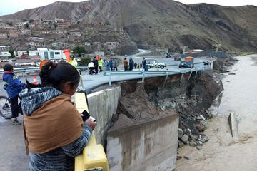 El agua socavó parte del puente y carretera.