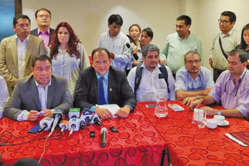 Representantes del Gobierno y de los galenos en conferencia de prensa.