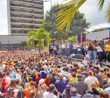 Parlamento opositor abre opción de arrebatarle el poder a Maduro