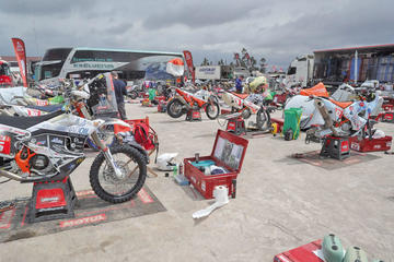 Vista general de varias motocicletas en mantenimiento.