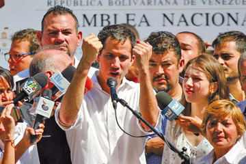 El político recibió el apoyo de la comunidad internacional.