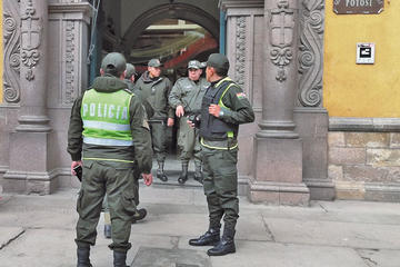 Los policías no encontraron ningún artefacto explosivo en la Gobernación.