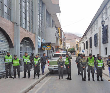 Policía no identifica al hombre que llamó con la amenaza de bomba