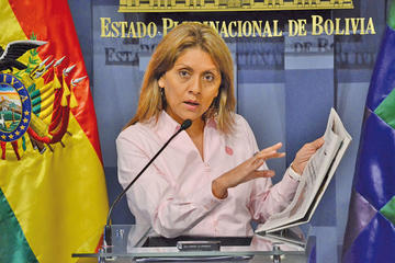 Se pregunta si no es acoso político que en su contra hayan presentado en dos años 56 peticiones de informe.