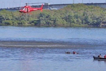 Helicóptero de la Policía cae en Río de Janeiro y provoca un muerto