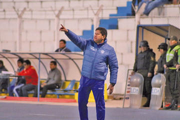 El entrenador nacional en uno de los partidos del Clausura.