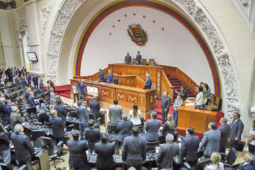 El Parlamento venezolano tacha de "ilegítimo" a Nicolás Maduro