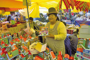 La feria de la Alasita es tradicional en el país.