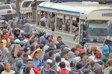 Segunda caravana de migrantes sigue entrando hasta Guatemala