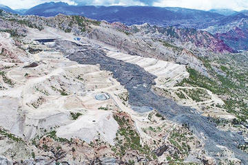 El Gobierno declara alerta sanitaria y desastre ambiental por Alpacoma