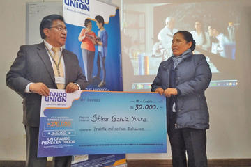 El Banco Unión entregó ayer premio de 30.000 bolivianos