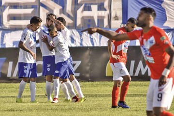 Futbolistas del cuadro local se abrazan tras el empate.