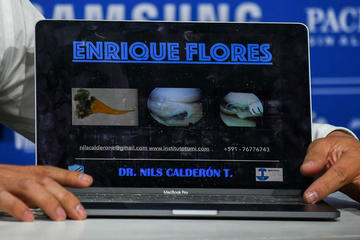 El cuerpo médico muestra los estudios de Flores.