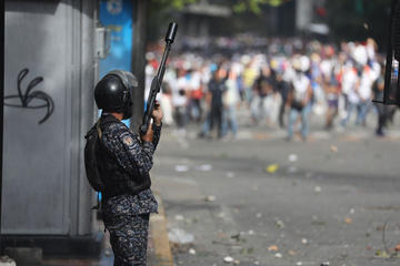 EE.UU. alerta de represalia si Maduro responde con violencia 