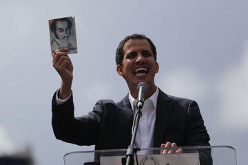 El presidente del Parlamento venezolano, de mayoría opositora, anuncia que asume las competencias del Ejecutivo.