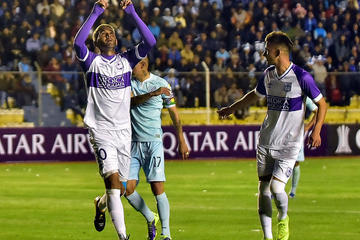 Álvaro Navarro festeja el tercer tanto de la visita.