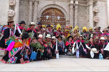 Las comunarias posan antes de presentar su baile.