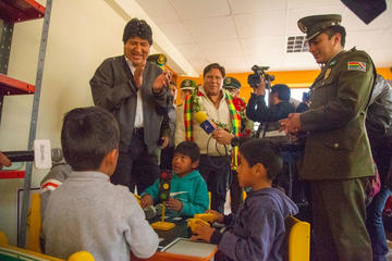 El presidente aplaude a los niños que aprenden las señales de tránsito.