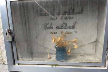Esta es la tumba que el escritor potosino comparte con su madre en el Cementerio General de La Paz.