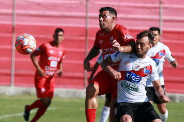 Víctor Galain lucha con el delantero azucarero.