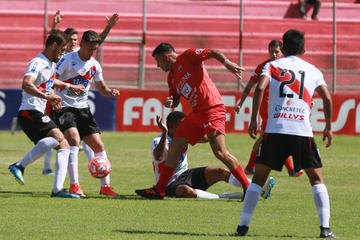 La defensa potosina pugna por quedarse con el balón.