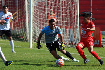 El arquero Javier Rojas trata de detener a su rival.