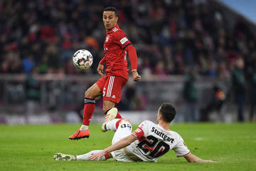 Thiago, de Bayern, gana la lucha por el balón a Christian Gentner, de Stuttgart.