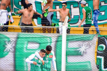 Los refineros festejan el gol de la igualdad.
