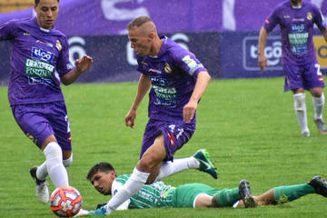 Los jugadores del equipo potosino se adueñan del balón.