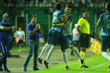 Los locales celebran una de sus conquistas.