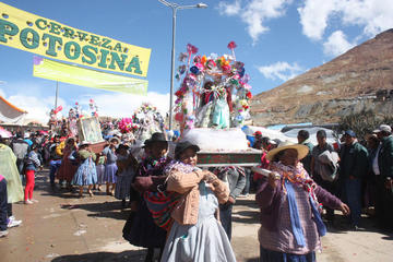 Las mujeres cargan la imagen de la Virgen del Socavón.