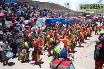 Las danzas nacionales dan colorido a la entrada.