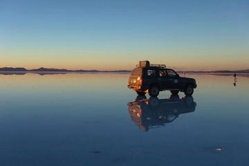 El  Salar de Uyuni tiene una capa de 30 centímetros de agua.