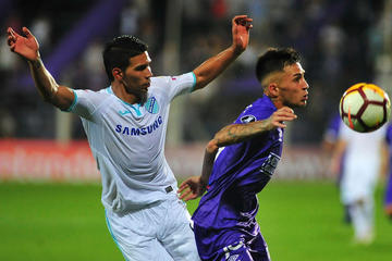 Diego Bejarano detiene a su rival.