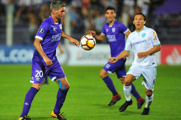 Álvaro Navarro (i) y Carlos Gómez pugnan por el balón.